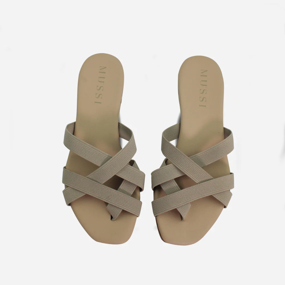 Sandalia plana lisa de sintético para mujer - Beige - Image 4